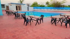 The Shikhar Resort - Piscina