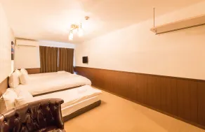 Floral Green Maple House - Room
