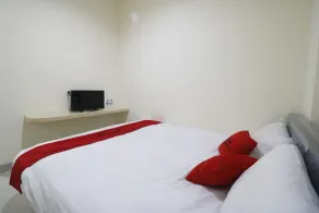 RedDoorz Plus near Mall Ciputra Jakarta - Chambre