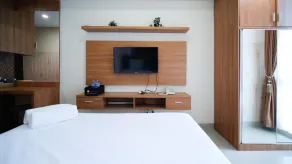 Strategic and Homey Studio at Tamasari Papilio Apartment By Travelio - Zimmer