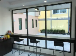 THE HUB SURATTHANl - Coin salon dans le hall