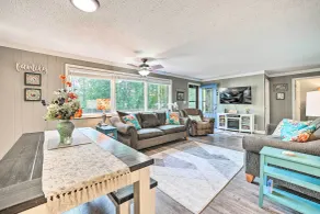 Lakefront Hideaway w/ Dock, Kayaks, Fire Pit! - Innenbereich