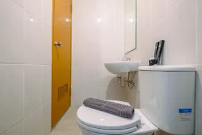Nice and Elegant 1BR at Royal Heights Apartment By Travelio - Badezimmer