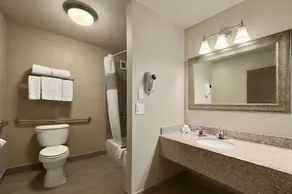 Red Lion Inn & Suites Houston IAH Airport - Bathroom