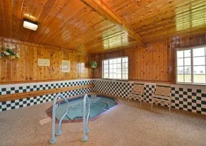 Quality Inn & Suites Grinnell near University - Pool