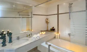 Spacious villa with private pool and sea view, just 150 meters from the sea - Bathroom