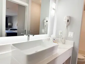 Lantern Inn & Suites - Bathroom