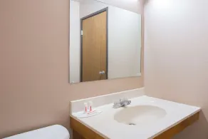 Super 8 by Wyndham Abilene KS - Bathroom