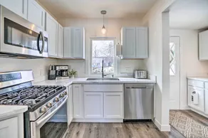 Cozy Plymouth Cottage w/ Medicine Lake View! - Innvendig