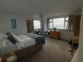 Sea Spirit - Sweeping Sea Views first floor spacious modern apartment in Looe- with FREE parking! - Chambre