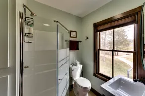 Pet-friendly Blue Mounds Vacation Rental w/ Yard! - Badrum