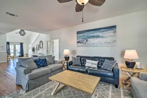 Pool Access & Steps to Beach: Coastal Getaway! - Innvendig