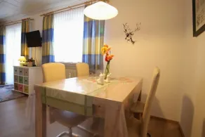 Ferienwohnungen Farchanter Alm - Essbereich im Zimmer