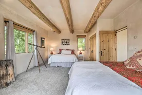 Adobe Home - River & Mtn Views w/ Hot Tub! - Innvendig