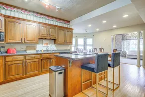 Historic Auburn Home w/ Theater & Yard! - Interiör