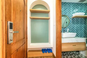 Lotus Home Hillside - Bathroom