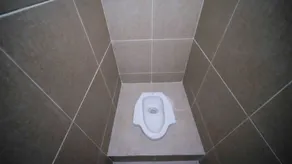 Nice 3Br Connected To Mall At Grand Sungkono Lagoon Apartment - Bathroom