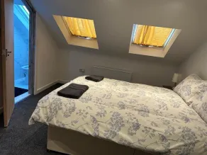 Luton Town Homestay - Near AIRPORT & Train Station, High Speed Internet - Room