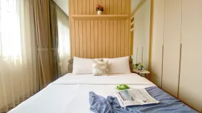 Modern Look 2BR at Puri Garden Apartment By Travelio - Zimmer