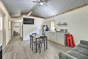 Creekside Cabin Retreat w/ Community Fire Pit - Innenbereich