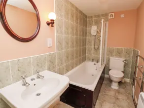 Hollyhock - Bathroom