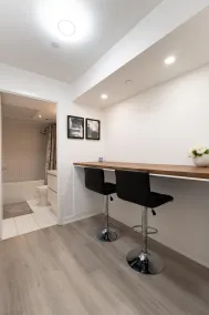 Rivetstays - Dan Leckie - Baño