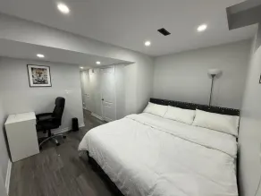 Cozy Private Two-Level Suite In Brampton With Separate Entrance And Living Area on Main Floor - Værelse