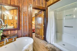 Clarkesville 'rustic Hideaway' on 38 acre Farm - Interior