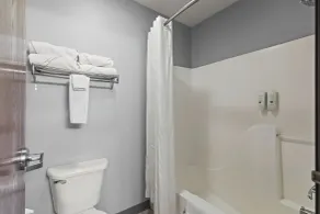 Quality Inn & Suites Salina National Forest Area - Bathroom