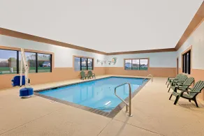 Howard Johnson by Wyndham Waterloo/Cedar Falls - Piscine