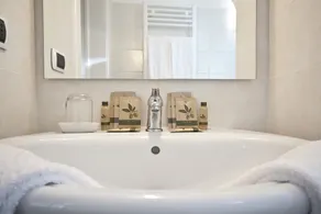 And So - Salle de bain