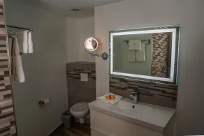 Commodore Suites, SureStay Collection by Best Western - Bathroom
