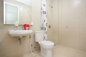 RedDoorz Plus at Riverside Malang - Salle de bain