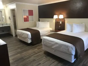 Abby's Anaheimer Inn - Across Disneyland Park - Room