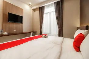 RedDoorz Plus near Lippo Mall Kemang 2 - Room
