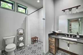 ‘Bross Brother's Cabin’ w/ Wraparound Porch! - Intérieur