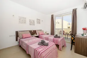 Summer Breeze Apartment with panoramic terrace - by Getawaysmalta - Zimmer