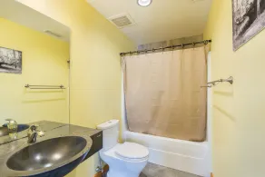 The Crash Pad: An Uncommon Hostel - Bathroom