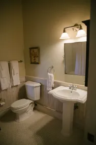 Ball House and Cottages - Bathroom