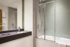 Holiday Inn Ashford Central by IHG - Badezimmer