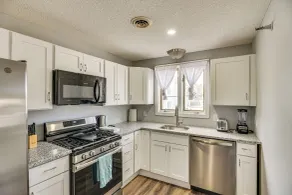 2 Mi to Waterfront: Walkable Fall River Apartment! - Interiör