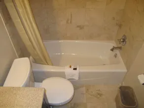 West Inn NAU - Downtown Flagstaff - Bathroom