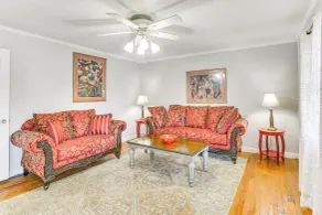 Cozy Mullins Retreat w/ Backyard & Covered Porch! - Innenbereich