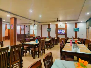The Pine Oak Resort - Restaurant