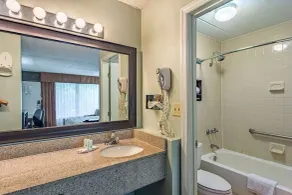 Quality Inn Columbus near Fort Benning - Badezimmer