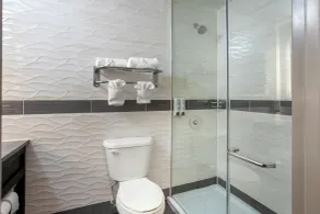 Red Roof Inn PLUS Brooklyn - Flatbush Ave - Bathroom