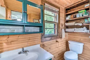 Rustic Cabin w/ Patio & Pond on Blue Ridge Parkway - Interiör