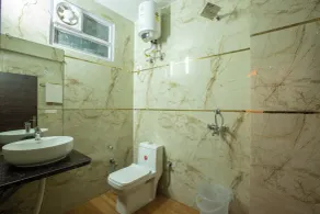 Hotel Roomsity Pride - Bathroom