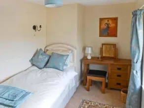 Tuckermarsh Quay River Cottage 2 - Interior