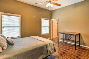 Texas Vacation Rental w/ Fireplace, Near Lakes - Innenbereich
